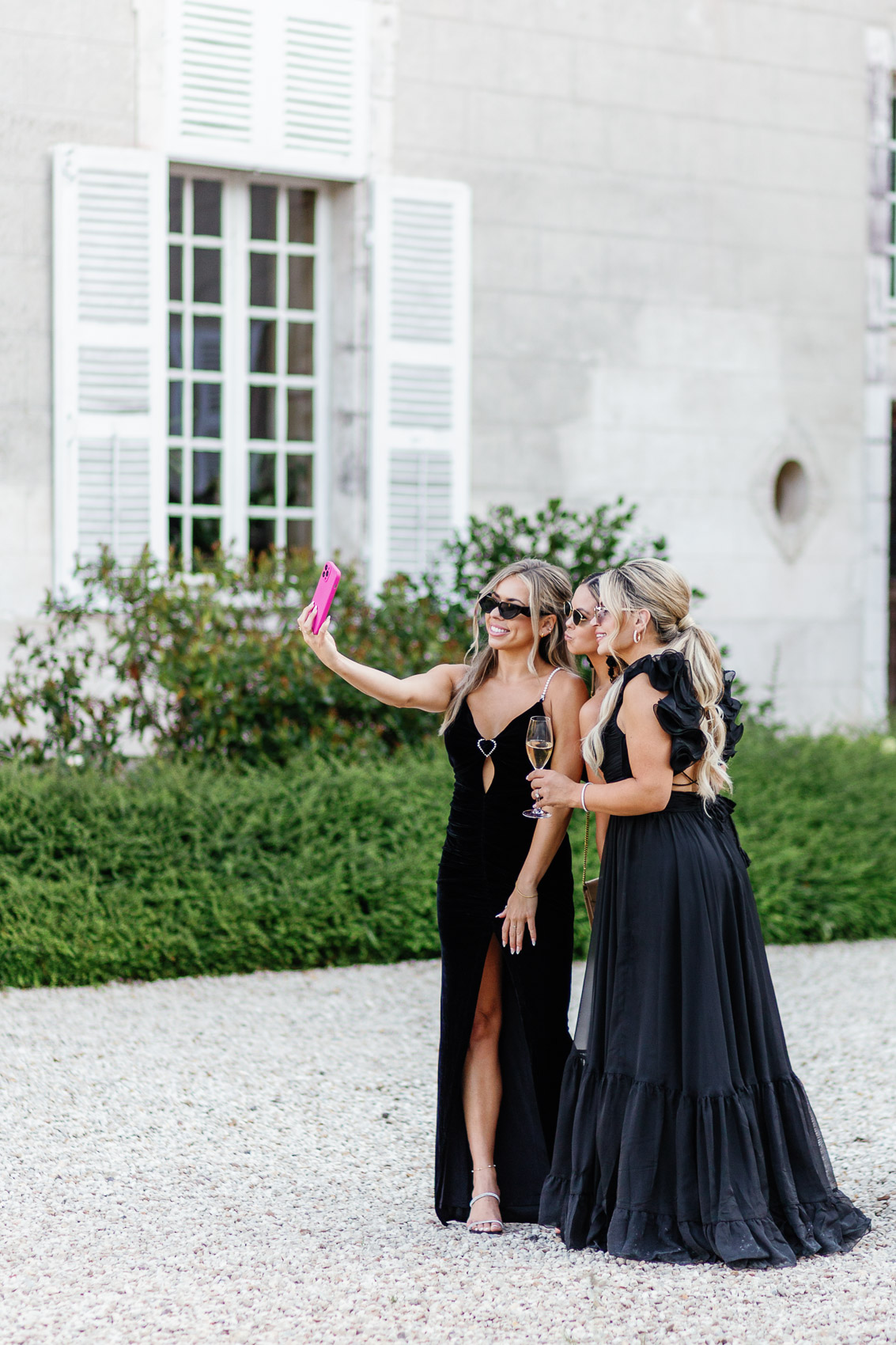 Elegant cocktail in front of Château de Fey