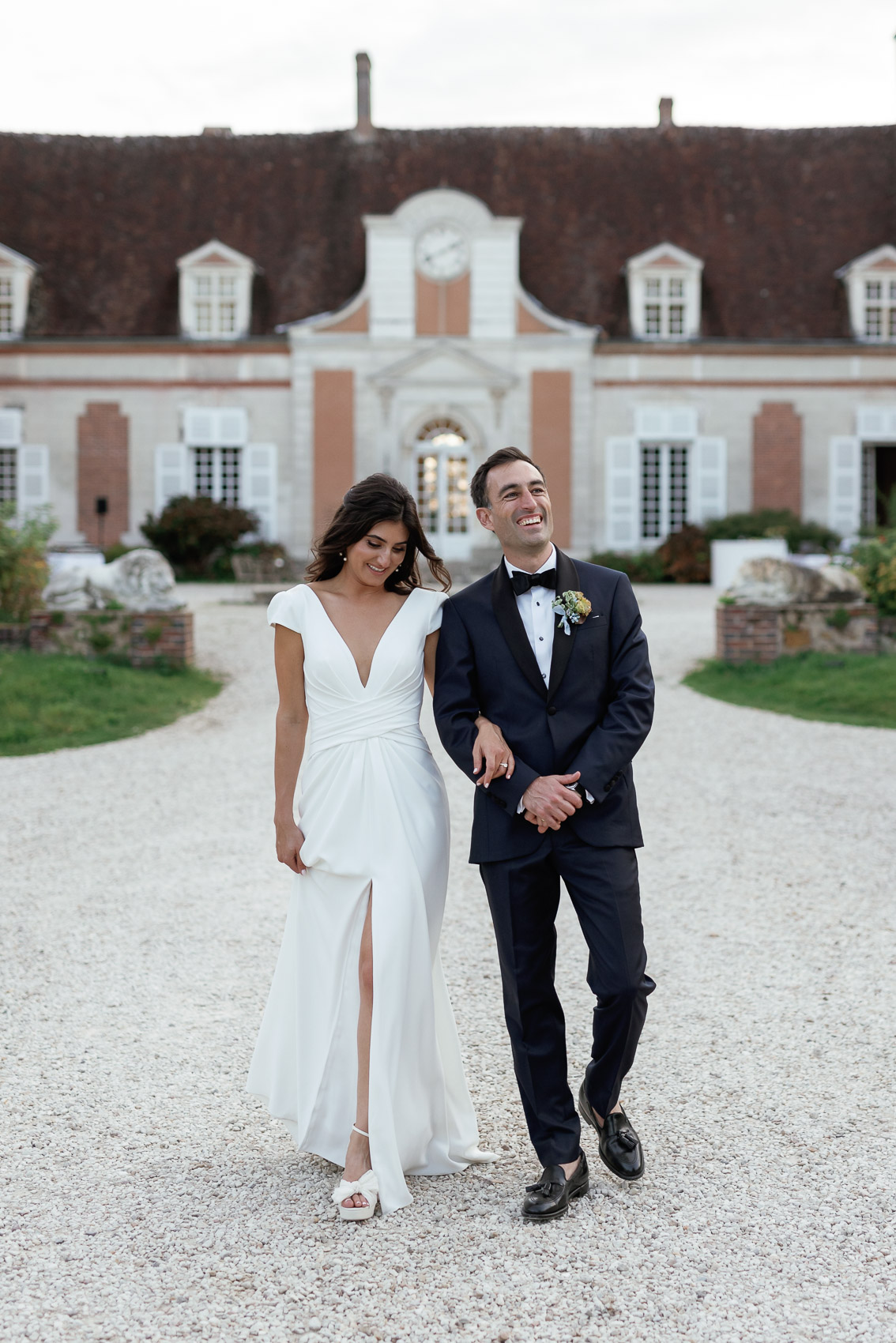 Romantic sunset photoshoot in front of Château de Fey