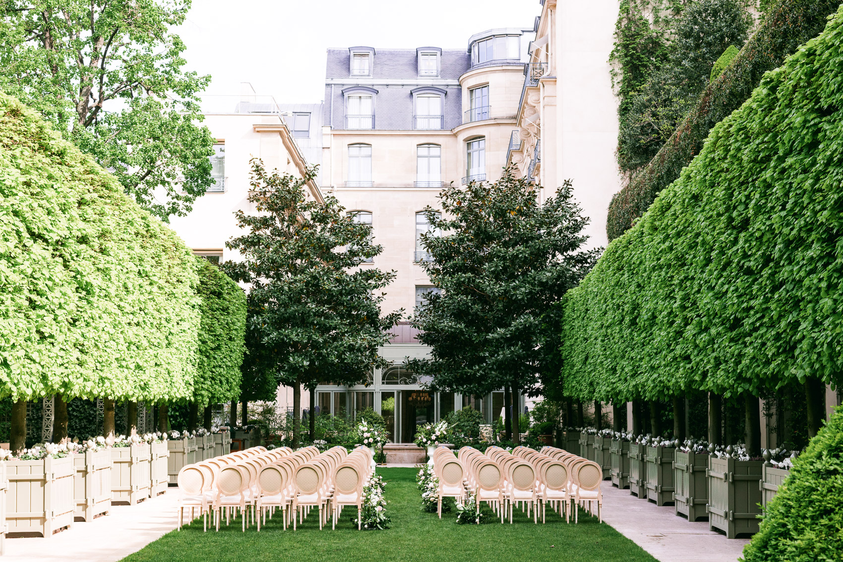 The wedding ceremony takes place in the sumptuous setting of the Ritz Paris, evoking a dreamy ambiance