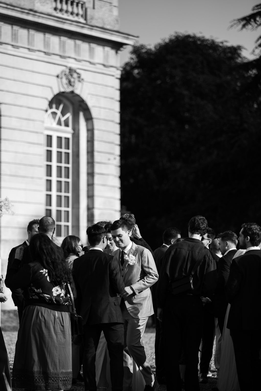 Capture of the joyful energy during the cocktail in the gardens of Château de Champlâtreux.