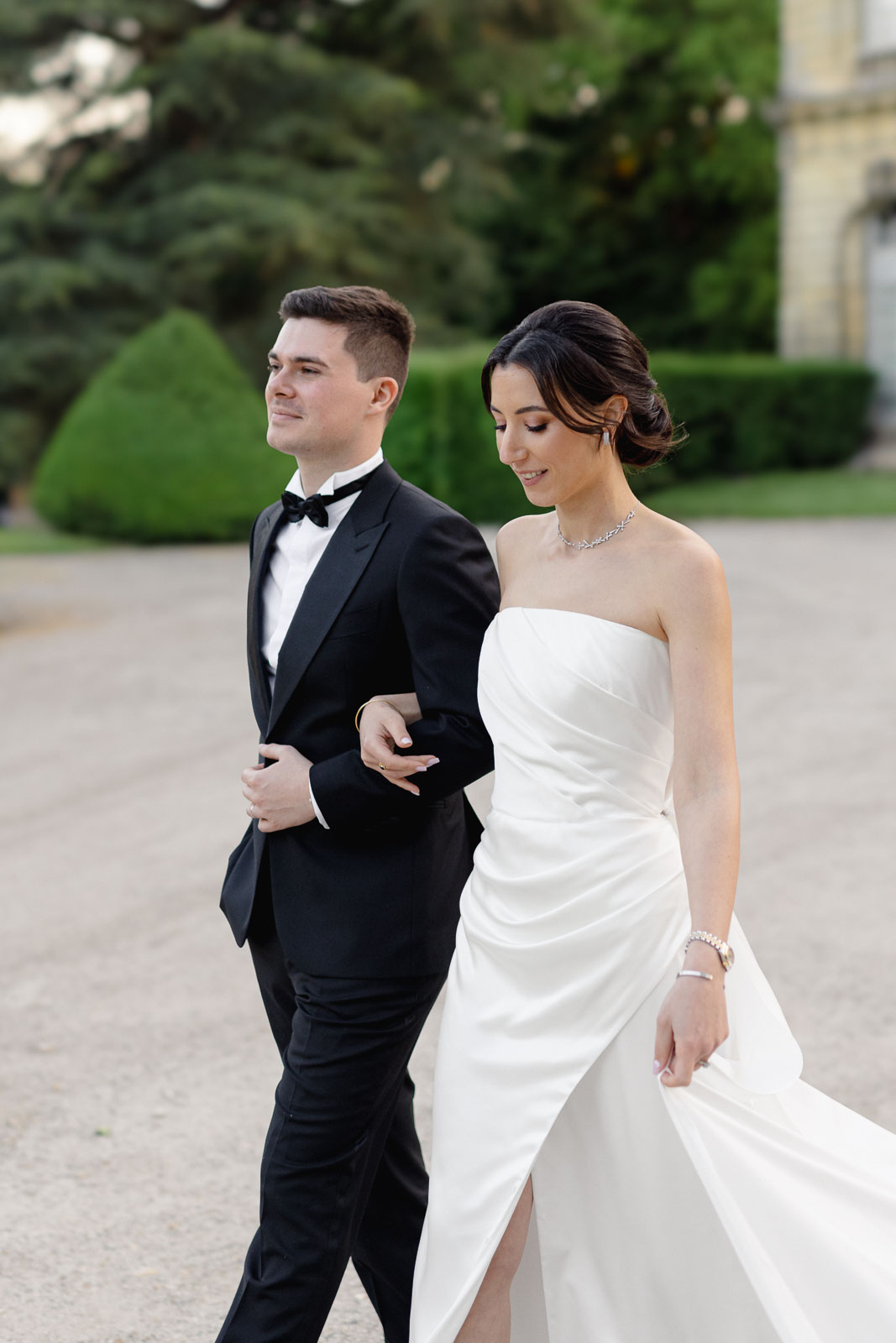 Intimate photo session with the newlyweds in the gardens of Château de Champlâtreux